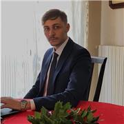 Sono un ragazzo laureato e studio per diventare un insegnante. Sono molto preparato, paziente